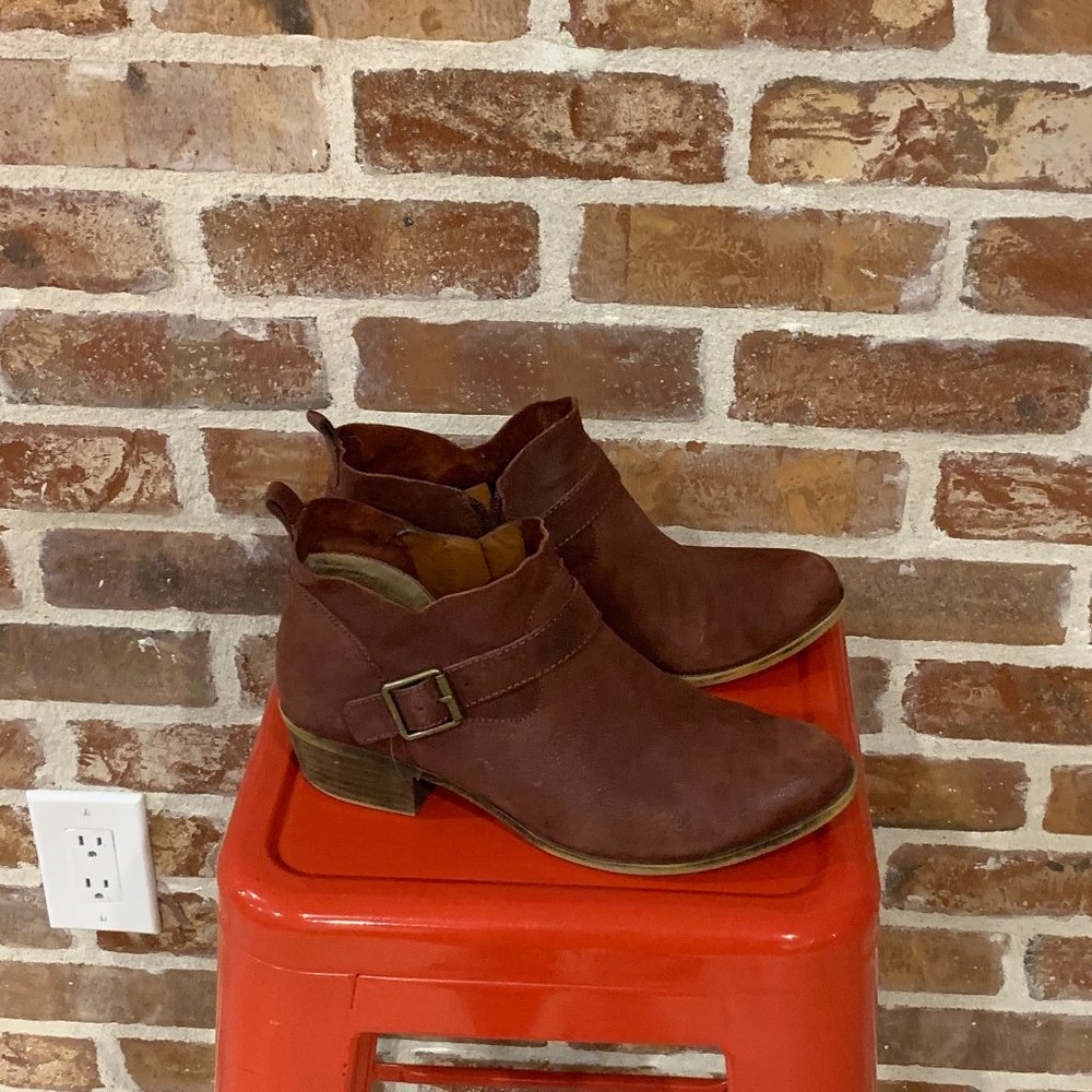 Women's Lucky Brand burgundy booties size 9.5